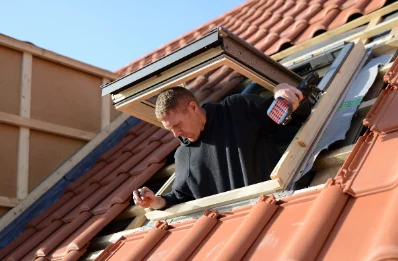 Pose de fenêtres de toit Velux à la Loge-Pomblin
